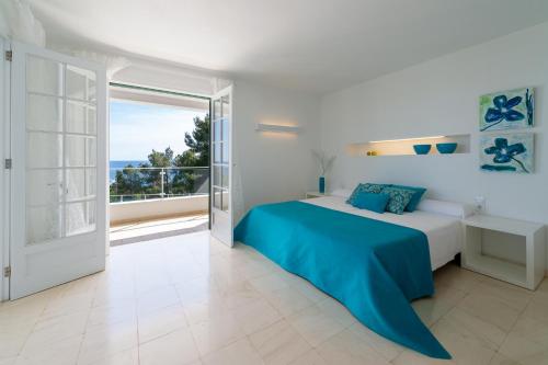Villa Paraiso D14 في سانتو توماس: غرفة نوم مع سرير وإطلالة على المحيط