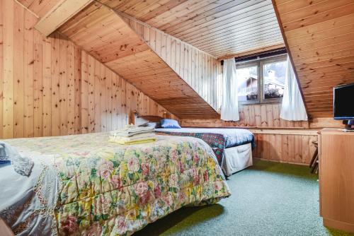 Postel nebo postele na pokoji v ubytování Mansarda tra le Dolomiti di Brenta