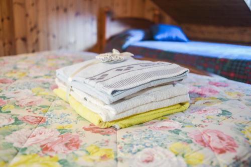 a stack of towels sitting on top of a table at Mansarda tra le Dolomiti di Brenta in Bocenago