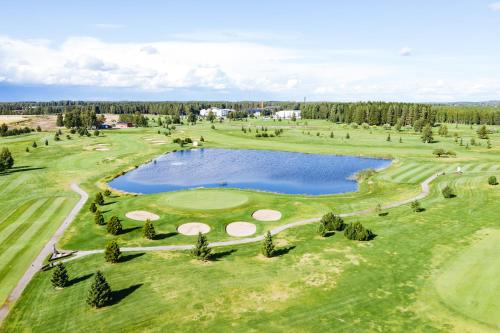 an overhead view of a golf course with a pond at Spa Hotel Härmä - Härmän Kylpylä in Ylihärmä