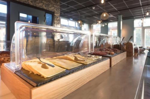 Hotel Zeeuws Licht I Kloeg Collection في ديشوك: خزانة عرض في مخبز مع بعض المواد الغذائية