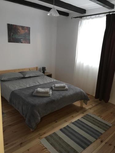ein Schlafzimmer mit einem Bett mit zwei Handtüchern darauf in der Unterkunft Cabana La Trei Brazi Carlibaba in Cîrlibaba Nouă