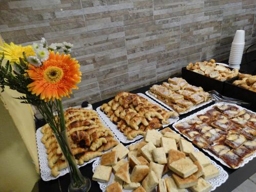 Una mesa cubierta con muchos tipos diferentes de comida en San Remo Grand Hotel, en Mar del Plata