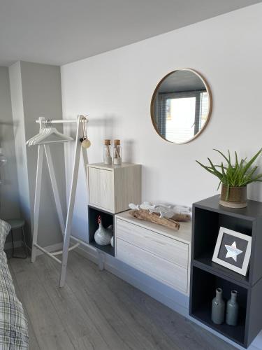 a room with a mirror and a shelf and a ladder at Huisje 16 in Noordwijk aan Zee