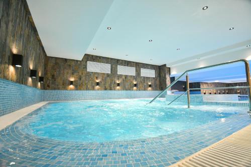 a large pool of water in a building at Mirage Resort & Spa in Vişeu de Sus