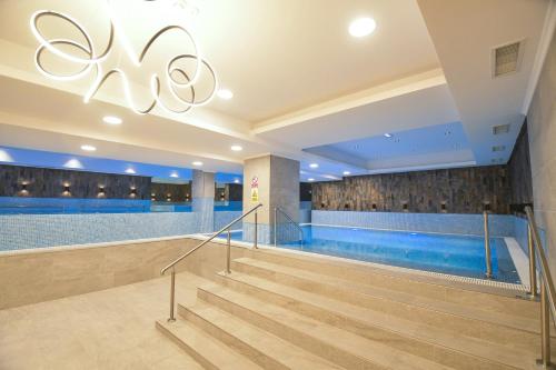 a swimming pool in a building with a poolasteryasteryasteryasteryasteryasteryastery at Mirage Resort & Spa in Vişeu de Sus
