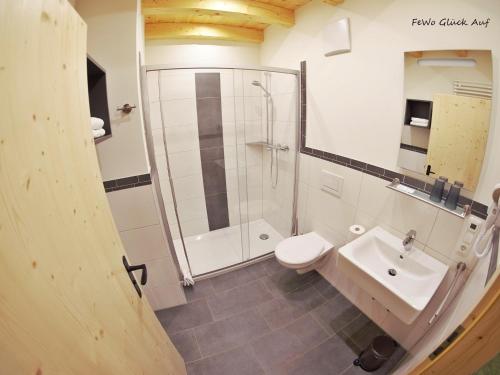 ein Bad mit einem WC, einer Dusche und einem Waschbecken in der Unterkunft Gästehaus Siegllehen in Schönau am Königssee