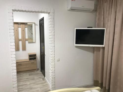 Una televisión o centro de entretenimiento en Enrico