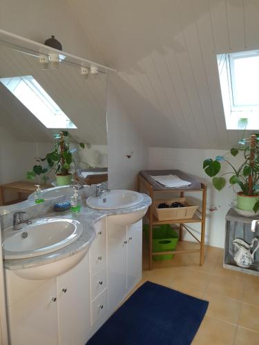 - une salle de bains mansardée avec deux lavabos dans l'établissement LES CHEVAUX DE L'HIPPOCAMPE, à Mont-Dol