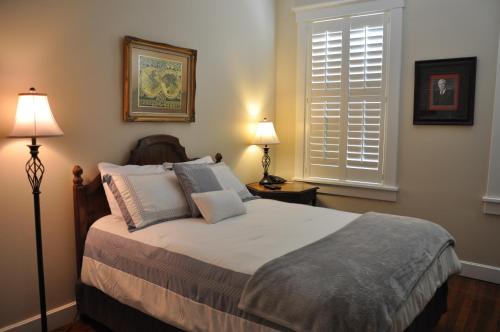 מיטה או מיטות בחדר ב-Riverview Hotel