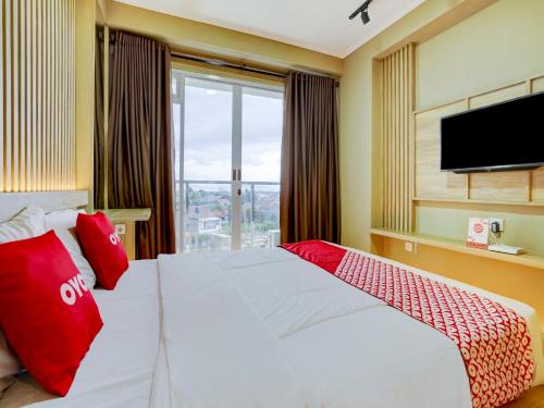 Кровать или кровати в номере Collection O 90205 Queen Rent Apartment Gateway Pasteur