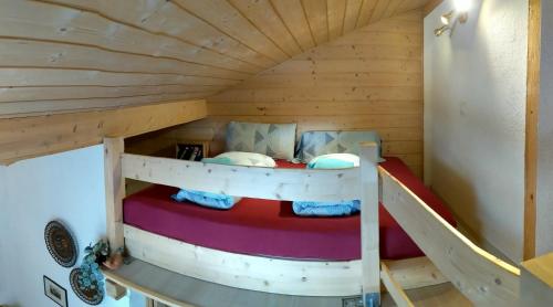 ein Etagenbett in einem winzigen Haus in der Unterkunft Casa Acazia - Studio in Brigels