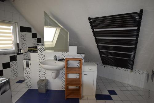 ein Bad mit einem Waschbecken und einem Spiegel in der Unterkunft Apartment Asperg in Asperg