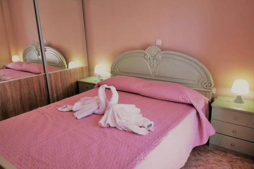 Un pat sau paturi într-o cameră la Myrto Guesthouse