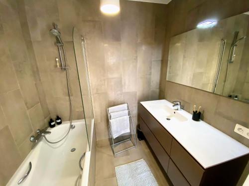 ein Badezimmer mit einem Waschbecken, einer Dusche und einer Badewanne in der Unterkunft Sunny and calm 2 bed apartment place du Pin in Nizza