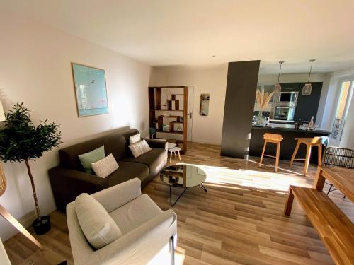 un salon avec un canapé et une table dans l'établissement Sunny and calm 2 bed apartment place du Pin, à Nice