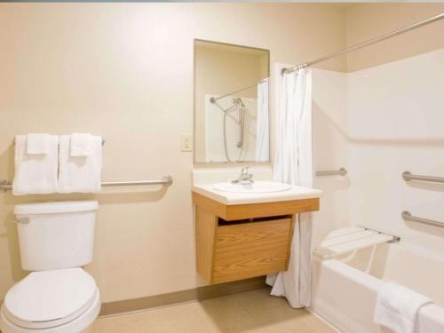 WoodSpring Suites McKinneyにあるバスルーム