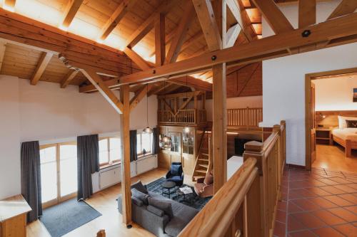 un soggiorno a pianta aperta con soffitti in legno e un soppalco di Portis Ferienhaus a Dienten am Hochkönig