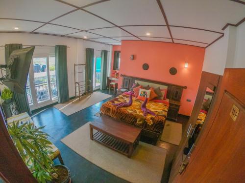 - un salon avec un lit et une table dans l'établissement Suriya Guest, à Nuwara Eliya