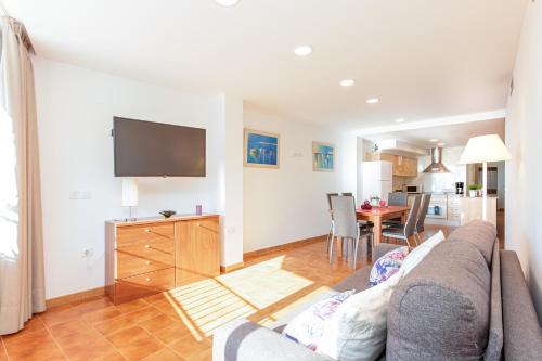 Televízia a/alebo spoločenská miestnosť v ubytovaní Apart-rent Apartament Av Rhode 2006