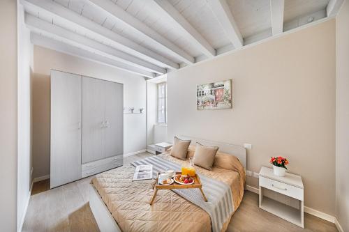 Postel nebo postele na pokoji v ubytování Corte Benaco by Wonderful Italy
