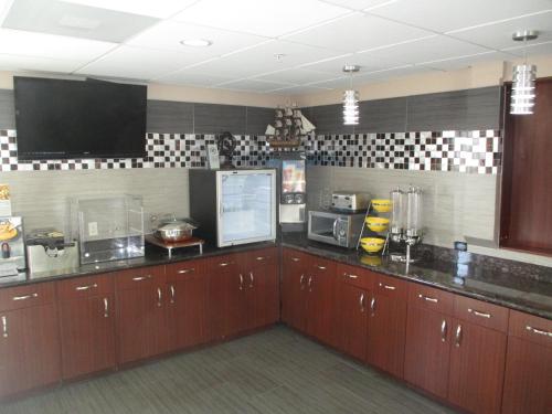 Η κουζίνα ή μικρή κουζίνα στο Days Inn & Suites by Wyndham Sam Houston Tollway