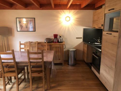 科特雷的住宿－Chalet à CAUTERETS - 6 personnes，厨房配有桌椅和电视。