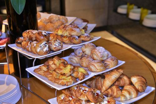 un montón de diferentes tipos de pasteles en platos en una mesa en Cartwrights, en Ciudad del Cabo
