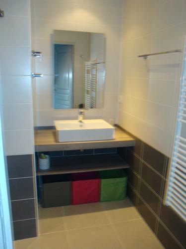 a bathroom with a sink and a mirror at LE CARRE MONTFORT in Vaison-la-Romaine