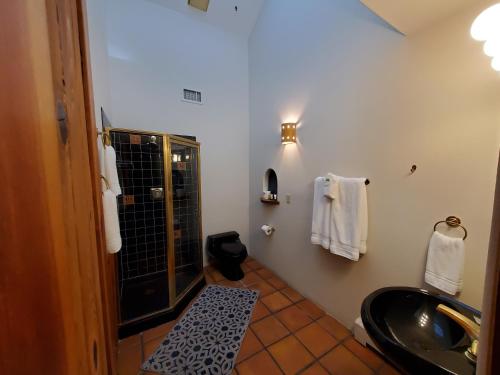 Bilik mandi di Casas de Suenos Old Town Historic Inn, an Ascend Collection Hotel