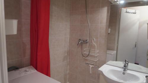 une salle de bain avec une douche avec des toilettes et un lavabo dans l'établissement Sol-y-Days Caraïbes piscine collective à deux pas des plages, au Grau-du-Roi