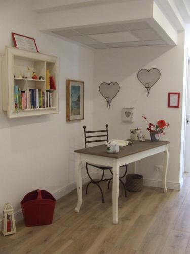 a table in a room with hearts on the wall at B&B Solstizio d'estate in San Felice del Benaco