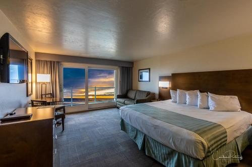 a hotel room with a large bed and a window at Driftwood Shores Resort in Florence