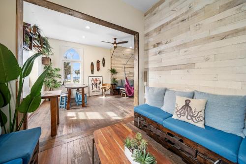 a living room with a blue couch and a wooden wall at Samesun Venice Beach in Los Angeles