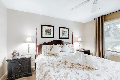 um quarto com uma cama grande e uma janela em Colonnade Club 152 em Hilton Head Island