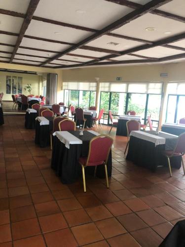 a dining room with tables and chairs and windows at Hotel Castelo de Vide in Castelo de Vide