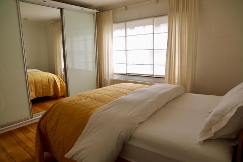 Un pat sau paturi într-o cameră la Ellé'Belle Oudsbergen