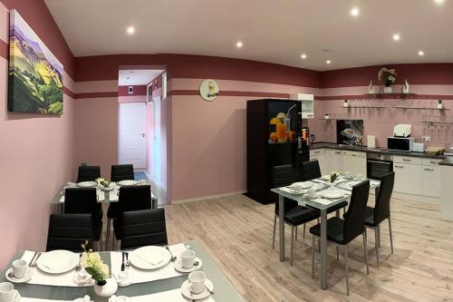 a kitchen and dining room with a table and chairs at Pension Hammrich in Neudörfl