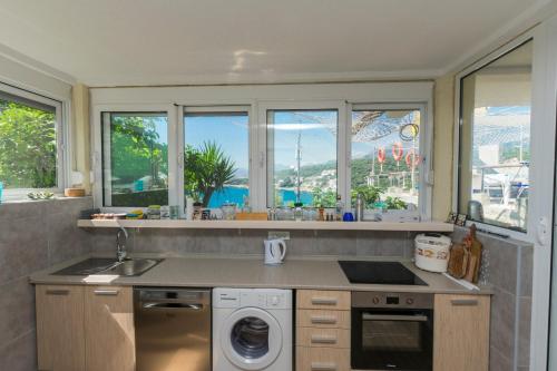 Una cocina o zona de cocina en House Carpe Diem with the best sea view