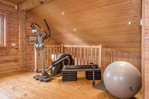 Fitnes oz. oprema za telovadbo v nastanitvi Chalet Natura With Sauna and Whirlpool