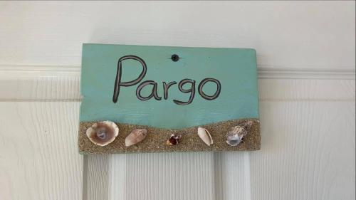 a sign on a wall with seashells on it at Villa Paraíso in La Ventana
