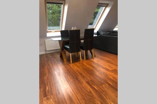 Ruang duduk di Struan Coach house in gated residence