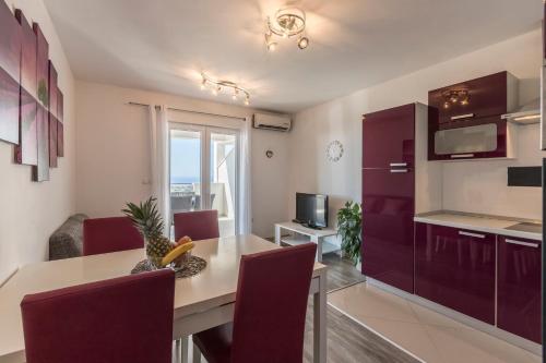 a kitchen and dining room with a table and chairs at Hvar De Luxe Apartments in Hvar