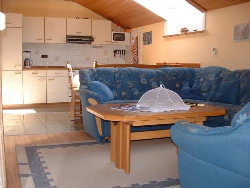 un soggiorno con divano blu e tavolo di Haus Obermayer a Laufen