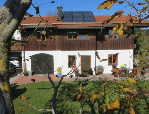 ein Haus mit einem Sonnendach darüber in der Unterkunft Ferienwohnungen Wolfgang Geistanger - inkl. Chiemgaukarte in Siegsdorf