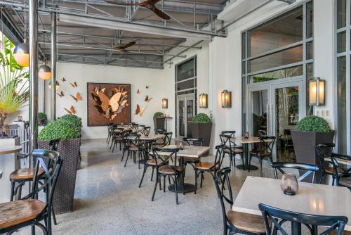 Restoran atau tempat lain untuk makan di National Hotel, An Adult Only Oceanfront Resort