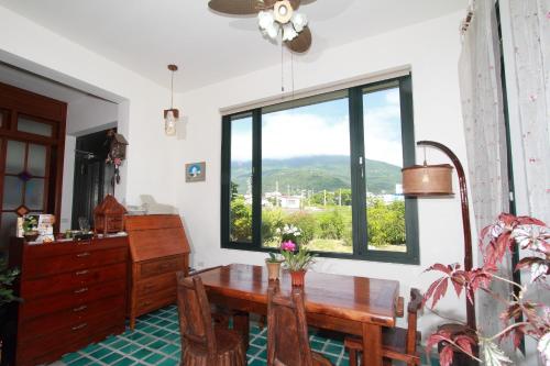 a dining room with a table and a window at Mandheling B&B in Jian