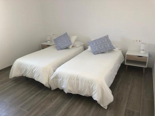 duas camas sentadas uma ao lado da outra num quarto em SEA FRONT Apartamento frente al mar em Playa Honda