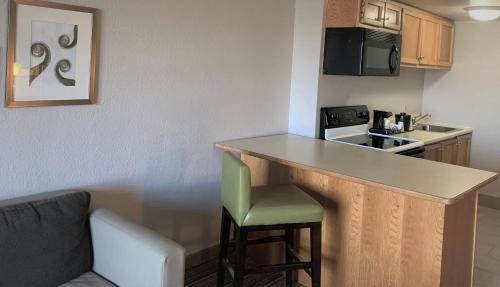 a small kitchen with a bar in a hotel room at Country Inn & Suites by Radisson, Clarksville, TN in Clarksville