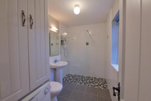 Koupelna v ubytování 10minDriveCliffsOfMoher-Cozy2Br-Parking-WiFi